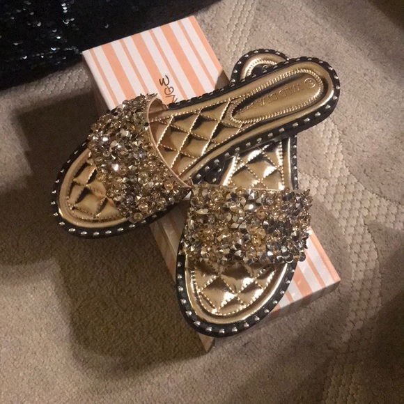 Wonderful Gold Slip On’s - Picture 2 of 8